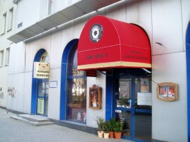 przy Hotelu Novotel Warszawa